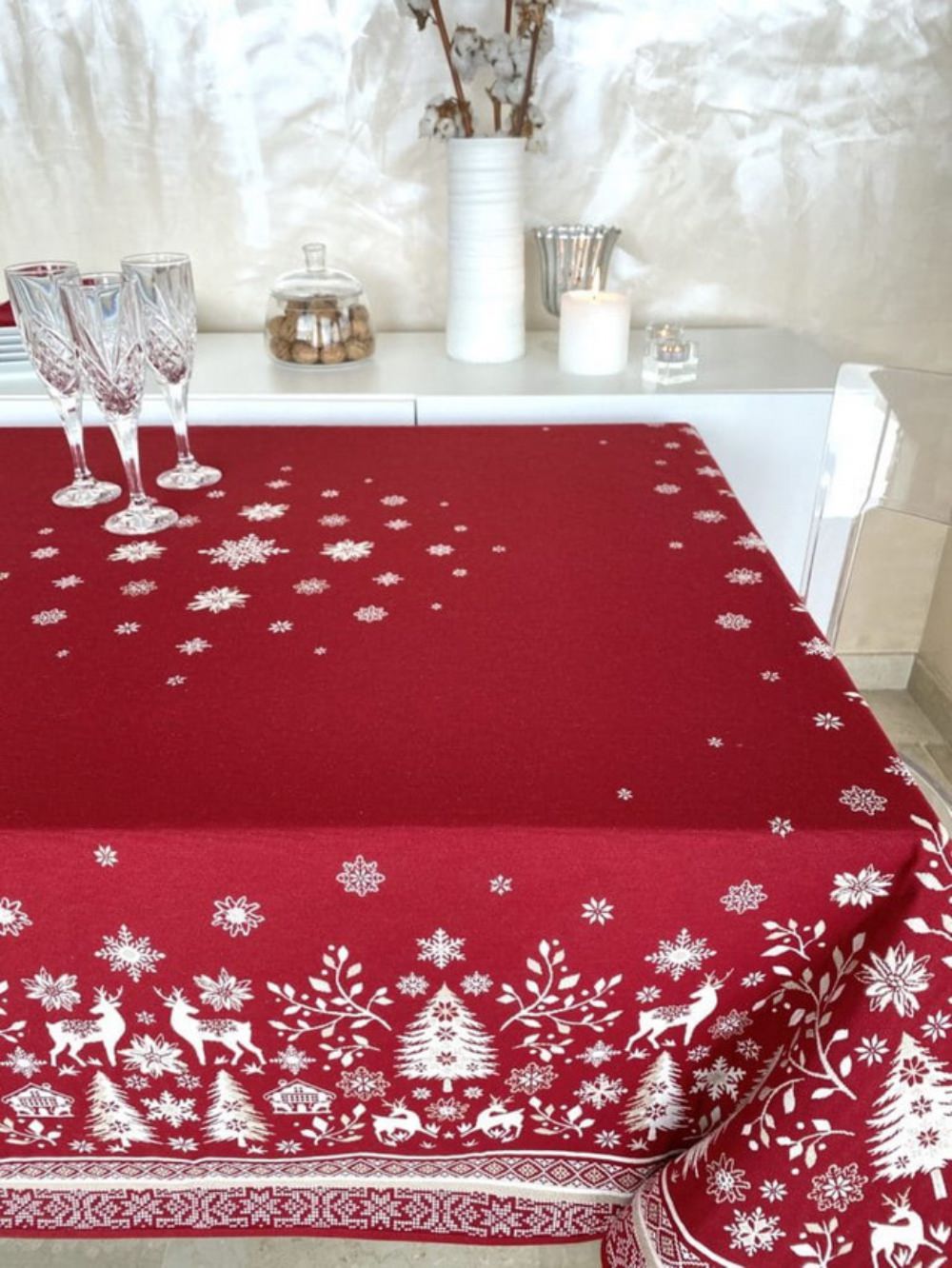 La nappe provencale Jacquard - Vallée rouge-écru en dimension rectangulaire. Image pour la nappe Vallée rouge-écru